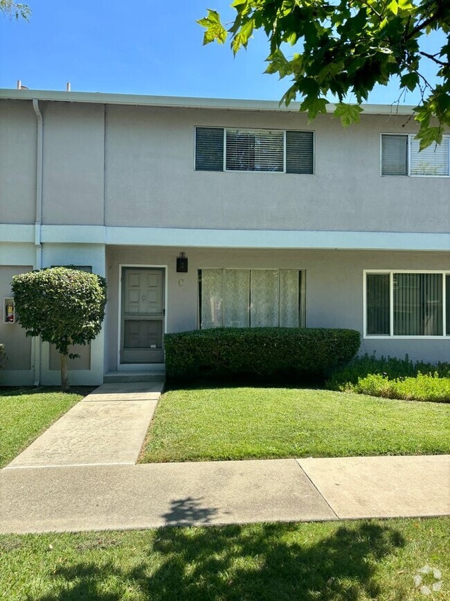 Building Photo - Light and Bright Townhouse in Sought-After...