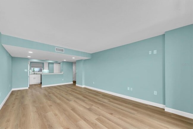 Building Photo - 7050 Sunset Dr S