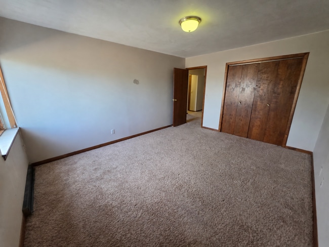 Building Photo - Large 1 Bedroom with Bonus Room - Available Now!