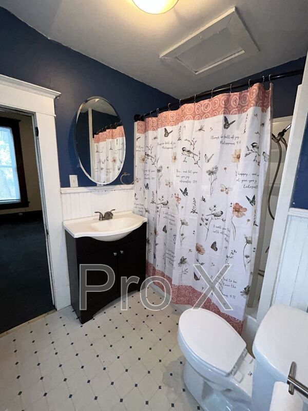 Building Photo - 404 W 1st St