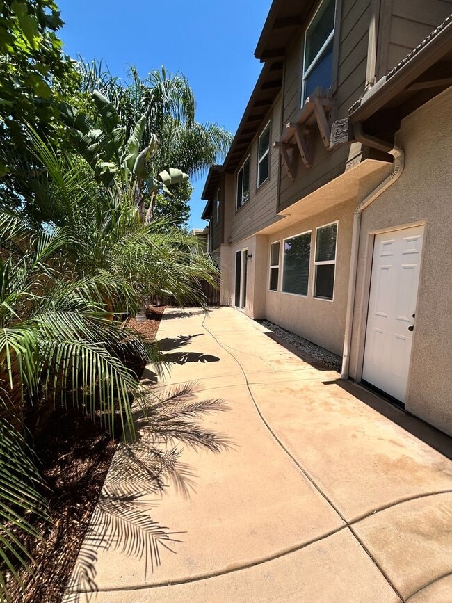 Building Photo - 3 bed 2 car garage condo for rent in Murrieta