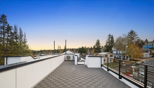 Building Photo - 528 N 72nd St