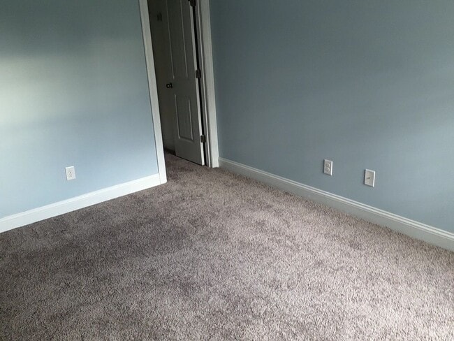 Building Photo - 2 Bedroom, 2.5 bath townhouse.