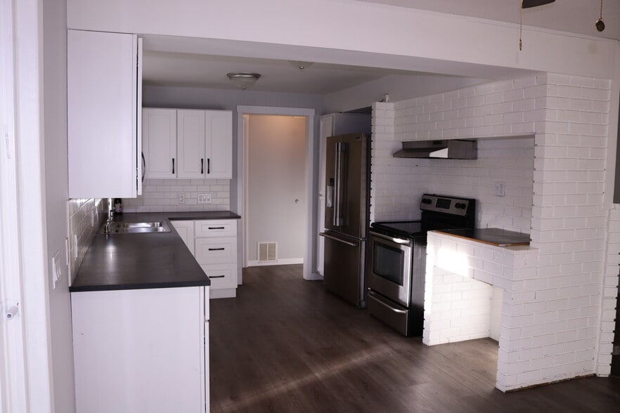 Building Photo - 15906 Elm St E