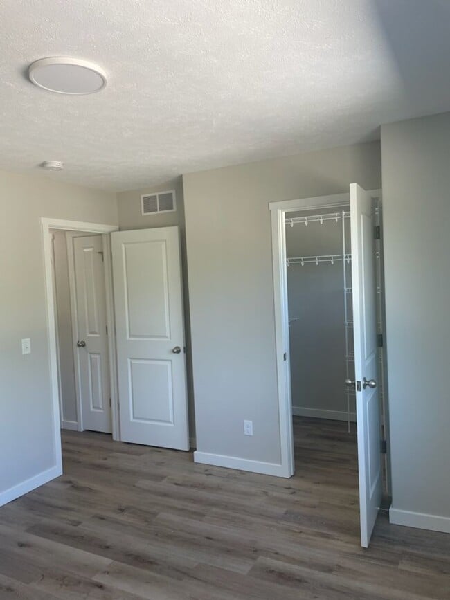 Building Photo - 3 Bedroom Quiet neighborhood