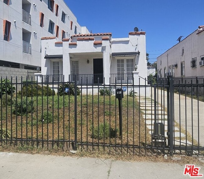 Primary Photo - 1034 N Kenmore Ave