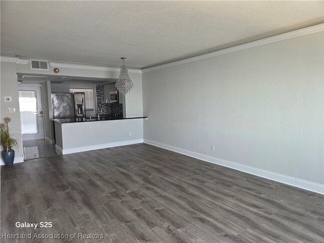 Building Photo - 2131 Lakeview Dr