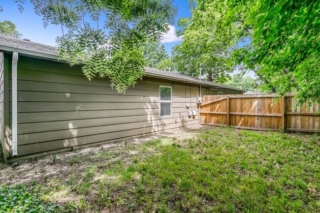 Building Photo - Spacious Duplex Near St. Joe