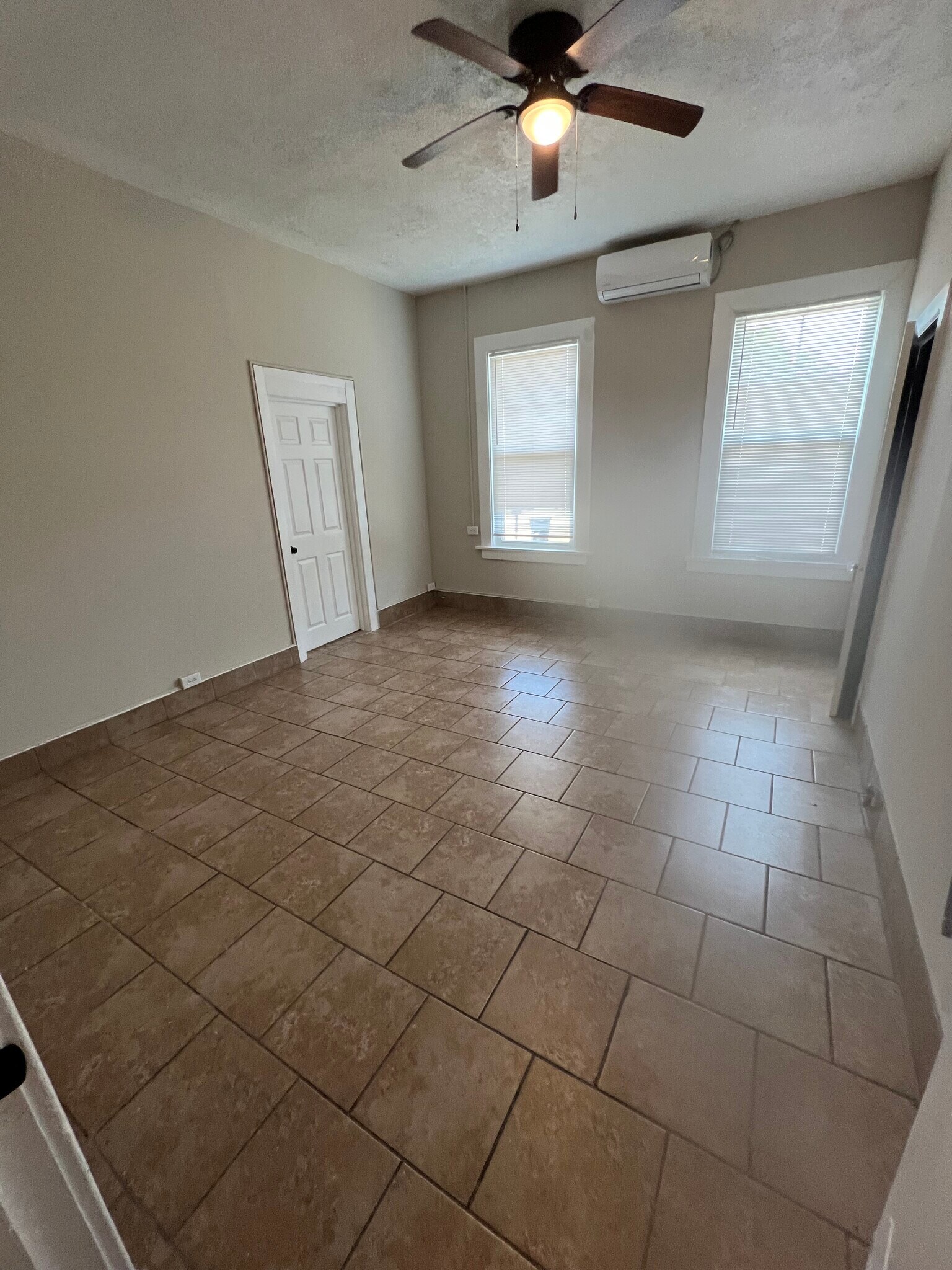 Building Photo - 214 W Buena Vista Ave