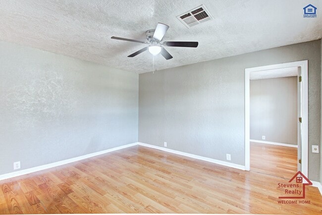 Building Photo - 4225 SE Elmhurst Ln