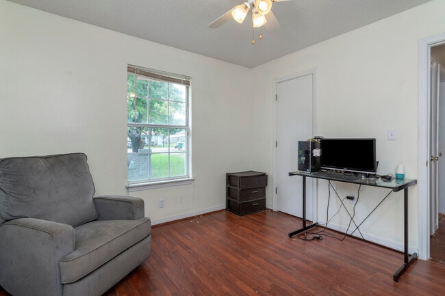 Building Photo - 14 Flora Cove
