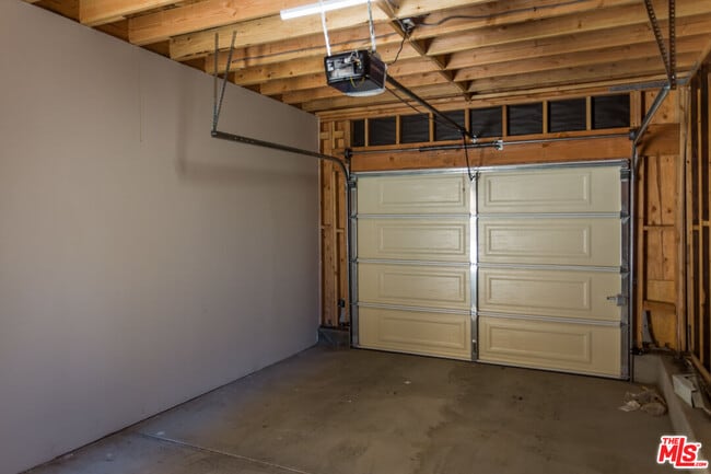 Building Photo - 1122 S Hayworth Ave