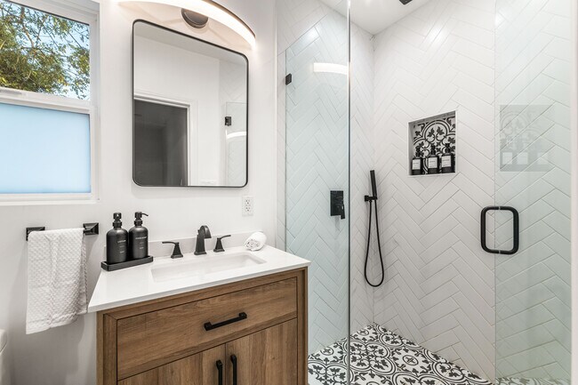 Building Photo - 1400 N Orange Dr