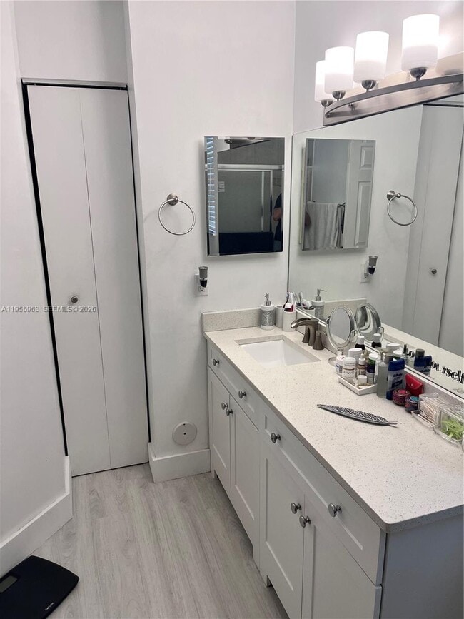 Building Photo - 4746 Lago Vista Dr