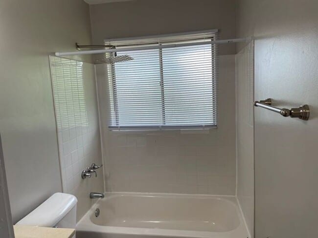 Building Photo - Amazing 3 bedroom 2 bathroom house availab...