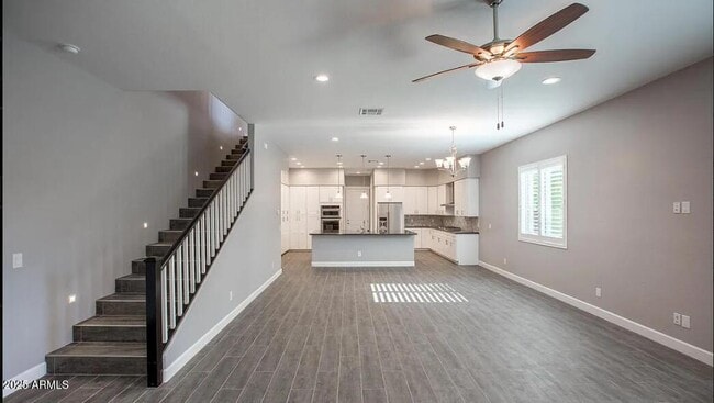 Building Photo - 1028 E Curry Rd