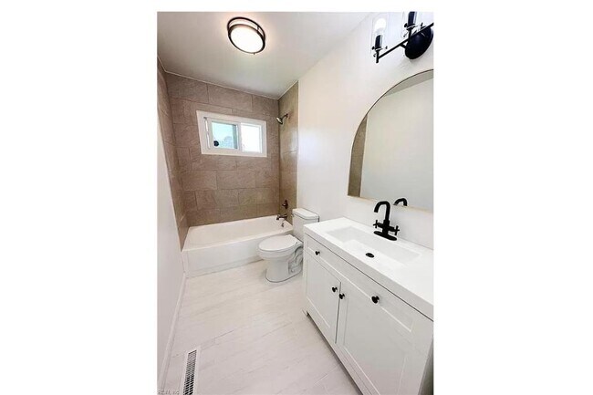 Building Photo - 1613 Loren Cres