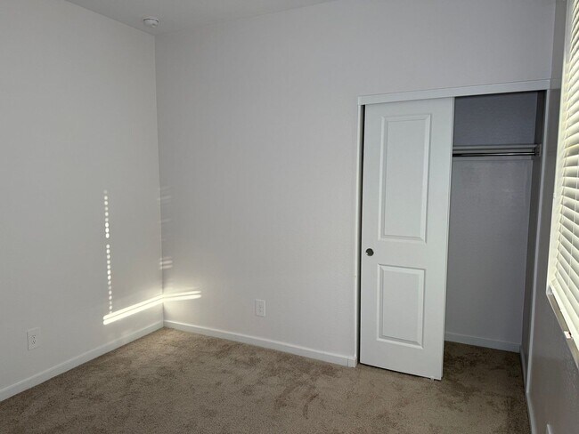Building Photo - 2462 E Alonso Dr