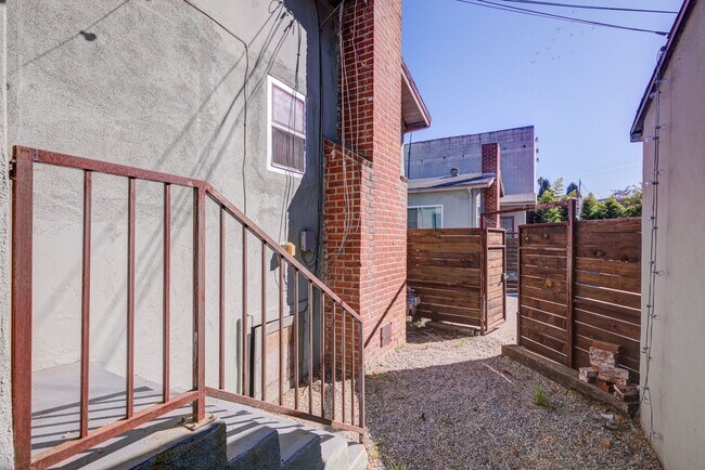 Building Photo - 3216 Bellevue Ave