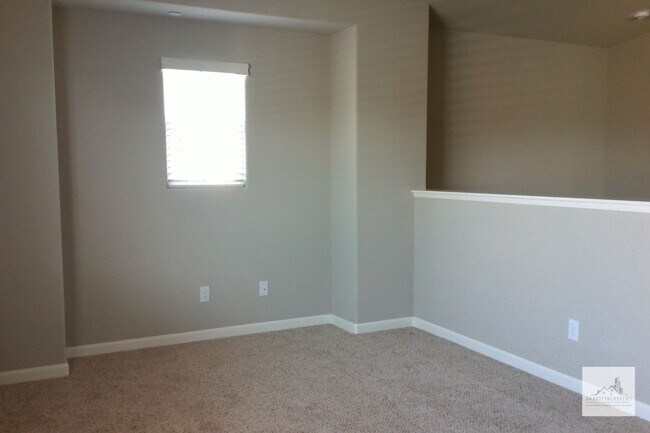 Building Photo - Spacious 4 Bedroom 3 Bath Home in Harlan R...
