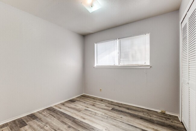 Building Photo - 827 Spg Pk Dr