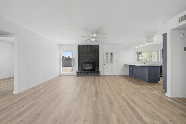 Building Photo - 935 W Santa Cruz Dr