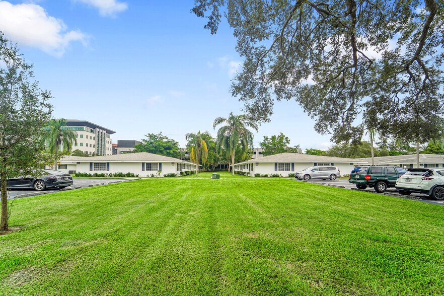 Building Photo - Centro Apartments - 3249 Coral Hills Dr.