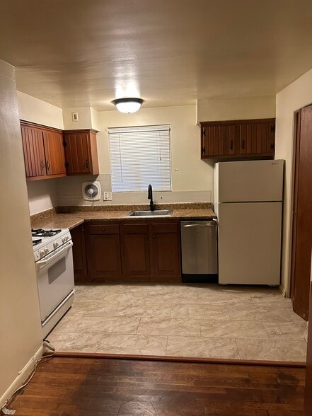 Kitchen - 1005 Cedarcroft Rd