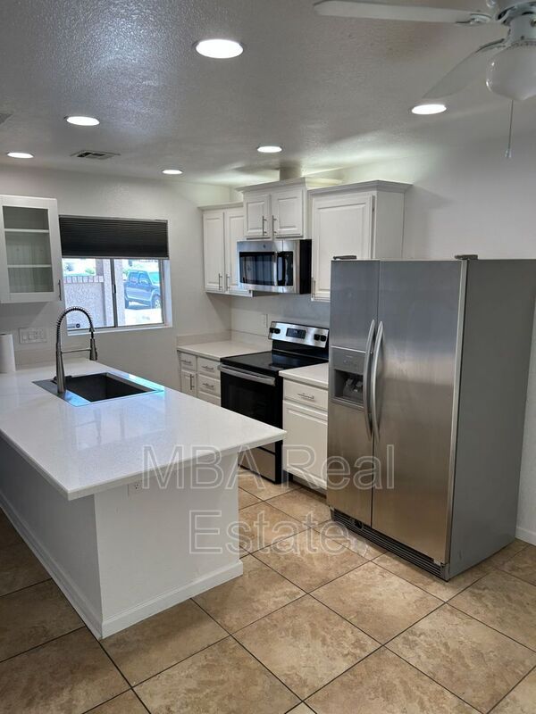 Building Photo - 20236 N 6th Dr