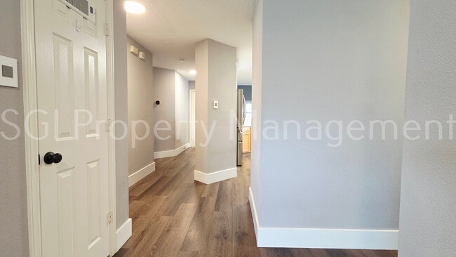 Building Photo - 5004 Evergreen Dr