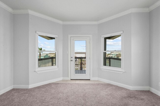 Building Photo - Waterfront Living at Its Best – For Rent o...