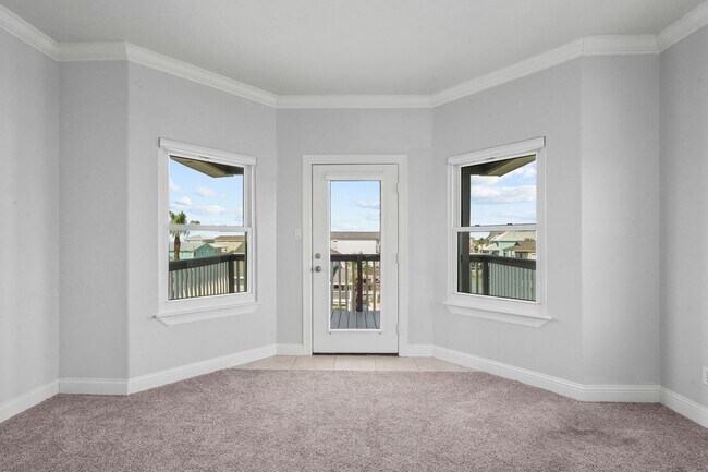 Building Photo - Waterfront Living at Its Best – For Rent on Tiki Island