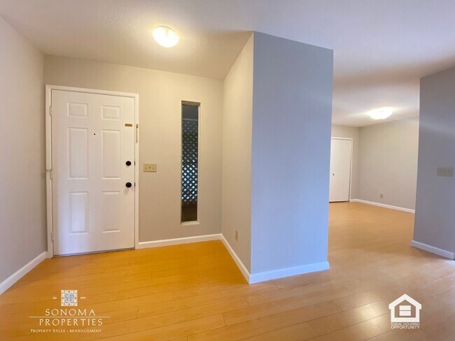 Building Photo - Inviting 1BD/1BA Apartment in Landscaped Sonoma Complex – Close to Everything!