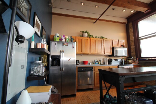 Building Photo - 215 W Maple St