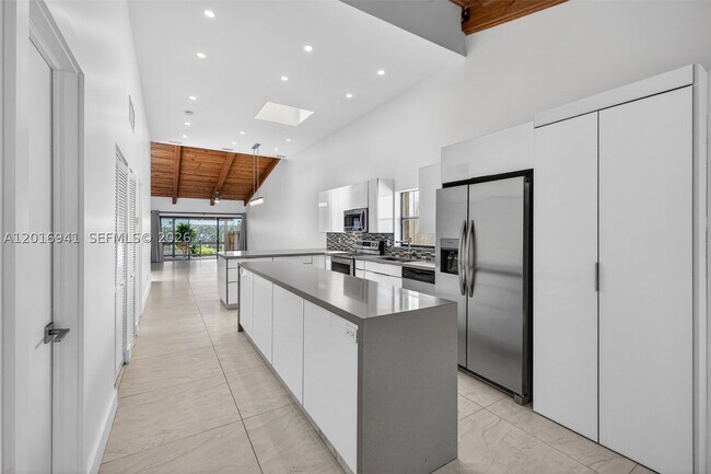 Building Photo - 2619 Parkview Dr S