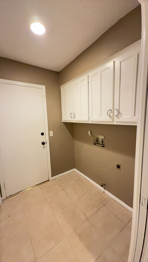 Building Photo - Welcome to this charming 3-bedroom, 2-bathroom duplex located in the vibrant community of Broken ...