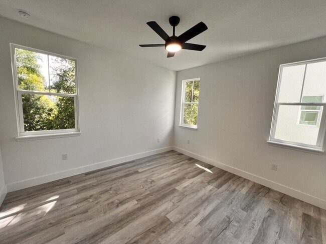 Building Photo - 21 N Hampton Ave