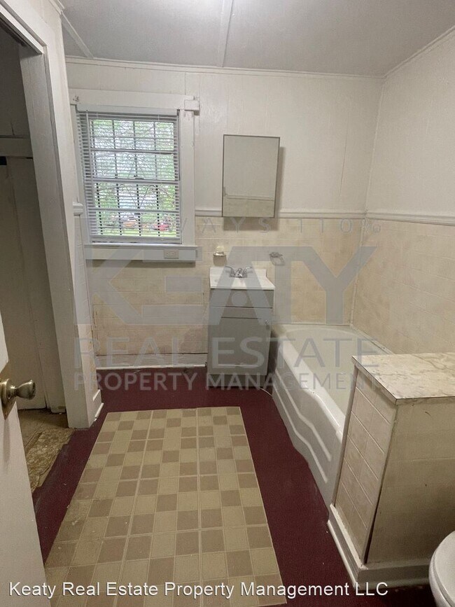 Building Photo - 2 br, 1 bath House - 313 W Gilman Road