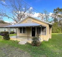 Building Photo - Sweet 2/1 Home in Marianna