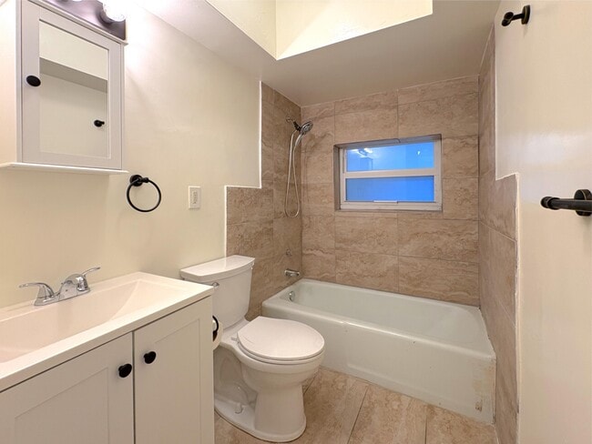 Building Photo - 1124 NE 5th Ave