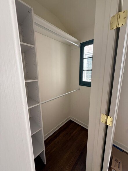 Building Photo - 926 E Dryden St
