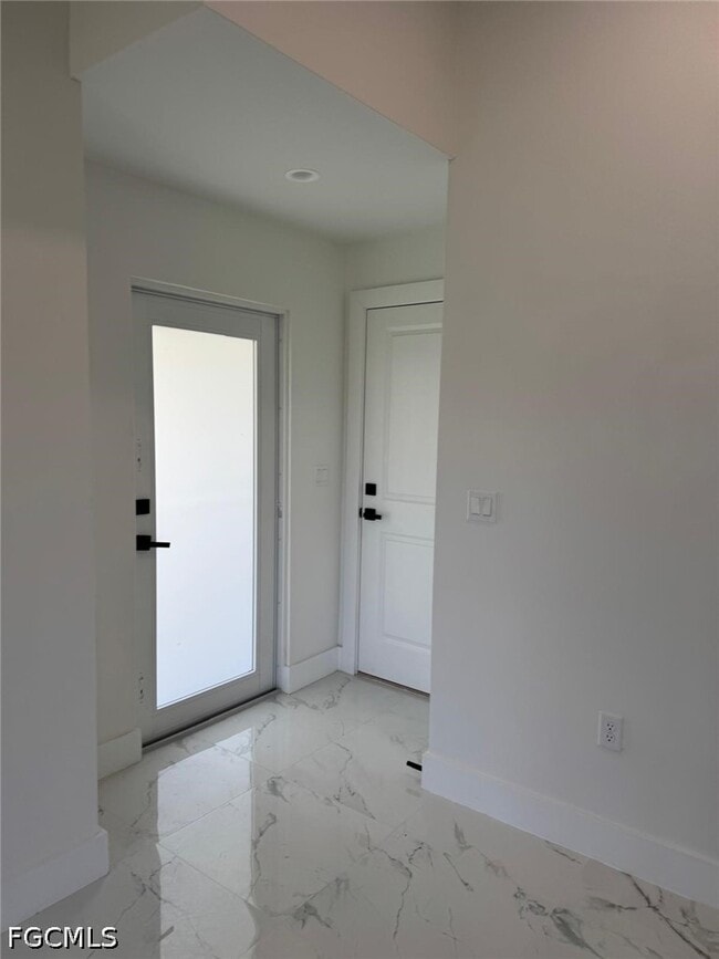 Building Photo - 4677 Golfview Blvd