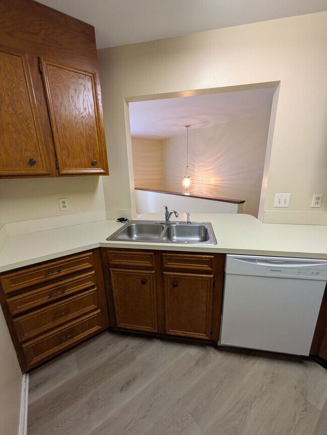 Building Photo - 2BD/2BA Condo Available Now in Hickory