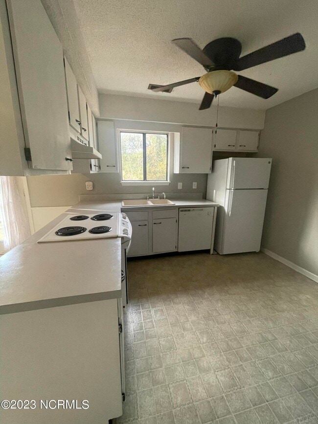 Building Photo - 1002 Stillwood Cir