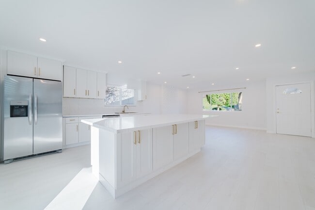 Building Photo - 3163 Camarillo Ave