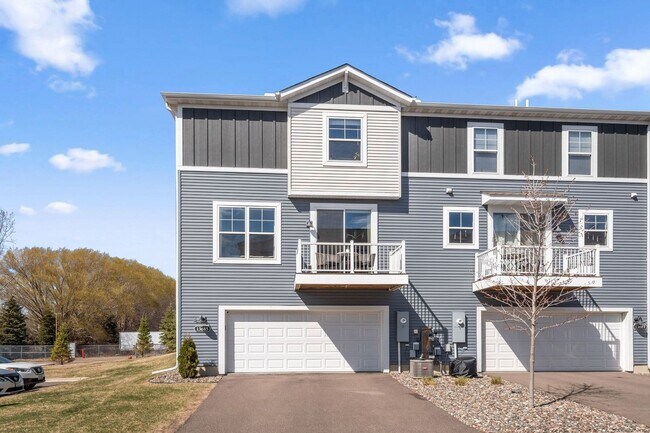 Building Photo - Rare End Unit 3Bed 3Bath Townhome in Rogers