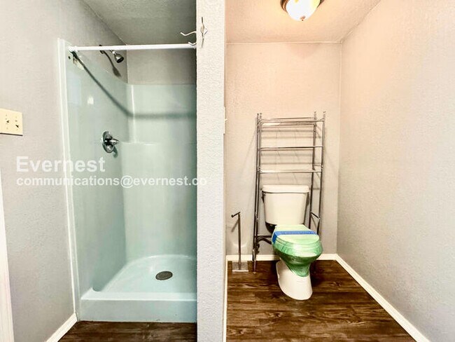 Building Photo - 3 Bed, 2 Bath with Fenced Yard / Pet-Friendly / Available Now!