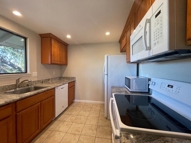 Building Photo - Beautiful Condo in Gated Community