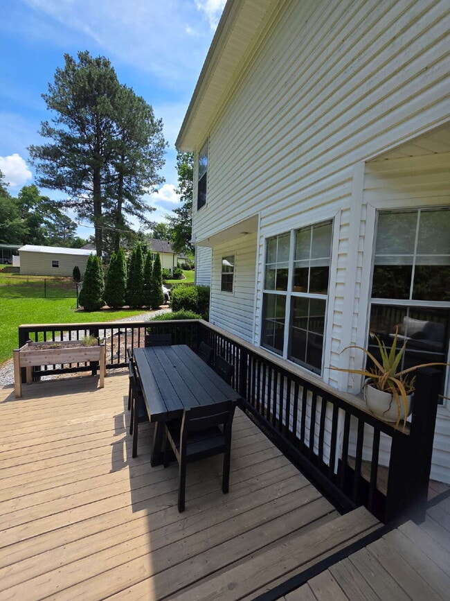 Building Photo - Stylish modern 2 story on a spacious 1 acre lot in Sharpsburg - avail Sept 1st.
