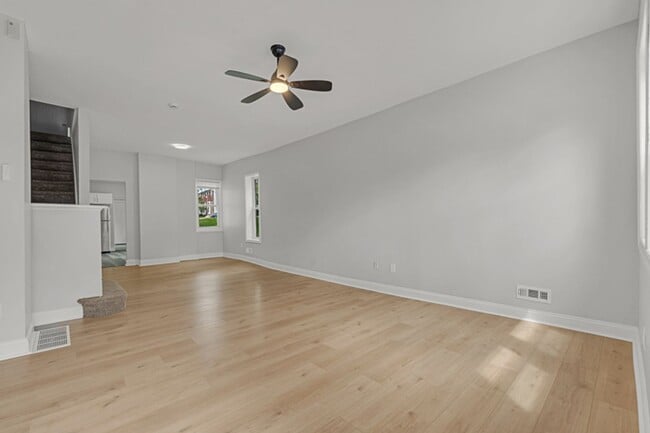 Building Photo - Freshly Renovated 4-Bedroom Home with Cent...